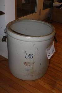 lot 40 image: Red Wing #15 Ceramic Pot