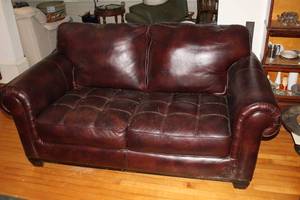 lot 43 image: Leather Love Seat