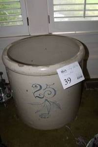 lot 39 image: Red Wing #25 Ceramic Pot