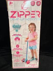 lot 43 image: Zipper Light-up Scooter