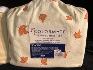 lot 109 image: NEW 2 - Twin Flannel Bed Sheet Set