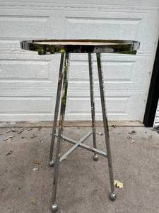 lot 108 image: Round Retail Clothes Rack