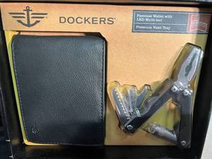 lot 113 image: NEW Dockers Gift Set and Duck Mug