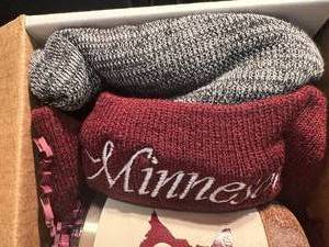 lot 112 image: Minnesota Gift Box with Mug and Hat - NEW