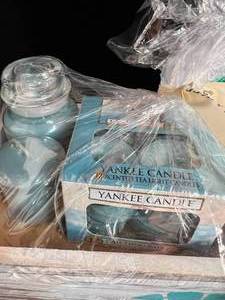 lot 130 image: NEW Yankee Candle Gift Box