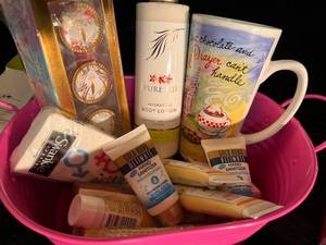lot 142 image: NEW Spa Items Bath & Body Works Gift Set, Bath Salts, Massagers & More