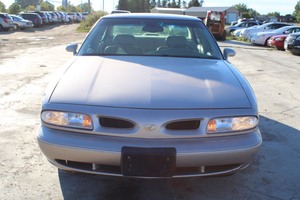 lot 12 image: 1999 Oldsmobile 88 50th Anniversary Edition - Super Clean