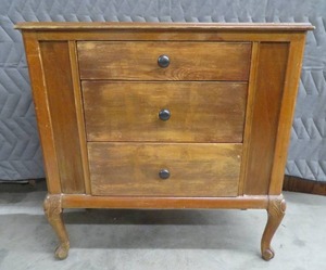 lot 6 image: SIDE TABLE WITH DRAWERS