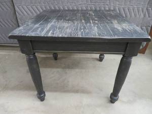lot 9 image: CUTE, CHUNKY SOLID WOOD TABLE