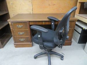 lot 14 image: LARGE EXECUTIVE DESK  CHAIR