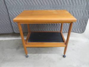 lot 19 image: UNIQUE FUN RETRO TABLE