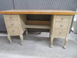 lot 26 image: CUTE REFURBISHED DESK