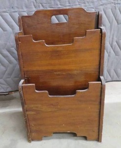 lot 40 image: VINTAGE WOODEN MAGAZINE RACK