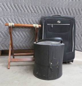 lot 46 image: VINTAGE WOODEN LUGGAGE RACK  HAT BOX AM TOURISTER SUITCASE