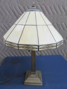 lot 49 image: MISSION TABLE LAMP.
