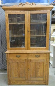lot 77 image: ANTIQUE VINTAGE 2 PIECE HUTCH