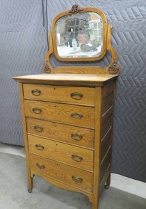 lot 78 image: GORGEOUS 5 DRAWER DRESSER WITH TILTING MIRROR
