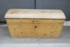 lot 79 image: OVERSIZED VINTAGE TRUNK  TOYBOX