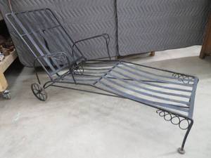lot 80 image: VINTAGE WROUGHT IRON CHAISE LOUNGE WITH WHEELS