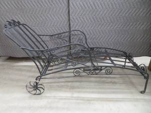lot 81 image: VINTAGE WROUGHT IRON CHAISE LOUNGE WITH WHEELS