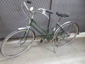 lot 84 image: VINTAGE SCHWINN BICYCLE