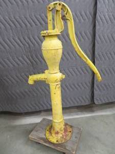lot 88 image: STANDING VINTAGE HAND WATER PUMP