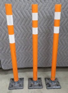 lot 105 image: TRAFFIC SAFTY POSTS