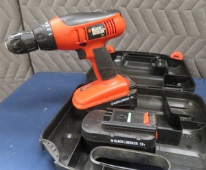 18 V BLACK & DECKER DRILL 2 BATTERIES