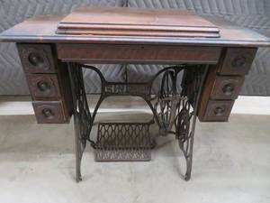 VINTAGE SINGER TREDDLE SEWING MACHINE AND CABINENT