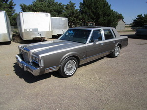 lot 1 image: 1988 Lincoln Town Car Cartier Edition