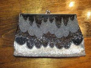 lot 32 image: Vintage Beaded Clutch