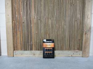 lot 63 image: Duracell 9V8 8 Pack