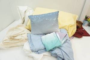 lot 104 image: variety of linens in comforter bag