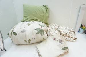 lot 106 image: Bedding set