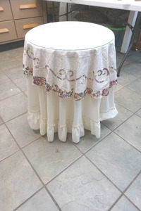lot 109 image: Decorative table