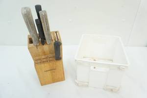 lot 148 image: Knife block and knives