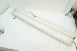 lot 150 image: fluorescent shop light