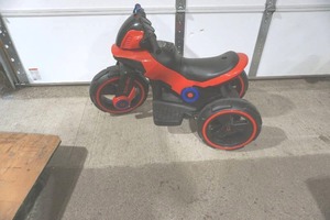 lot 155 image: Kids electric tricycle