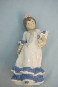 lot 173 image: Lladro dancing woman figurine