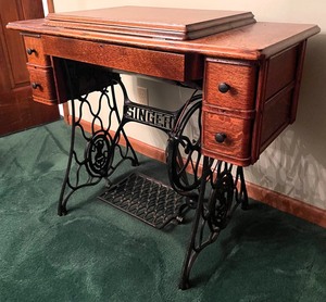Vintage Singer Sewing Machine and Table