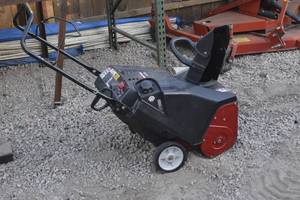 lot 28 image: Craftsman snow blower