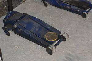 lot 77 image: floor jack 