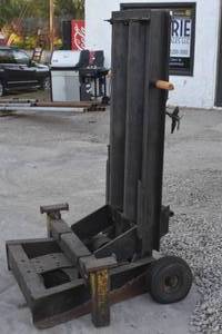 lot 107 image: Napa Pneumatic end lift service jack