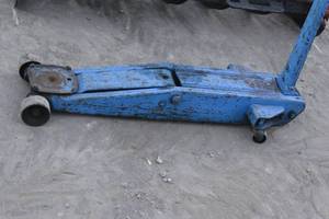 lot 108 image: walker 4 ton floor jack
