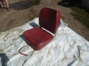 lot 17 image: Boat Seat Red
