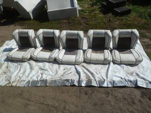 lot 26 image: Crestliner Seats x 5
