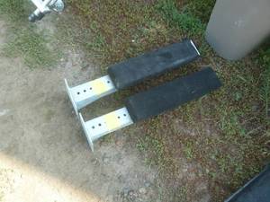 lot 62 image: Pontoon Loading Guides