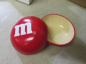 lot 73 image: (RM4) 18 M&M Brand Ceramic Candy Di...