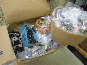 lot 84 image: (RM1) Box Full of Assorted Fashion ...