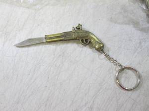 lot 91 image: (H-1) 24 Novelty Gun Keychain Knive...